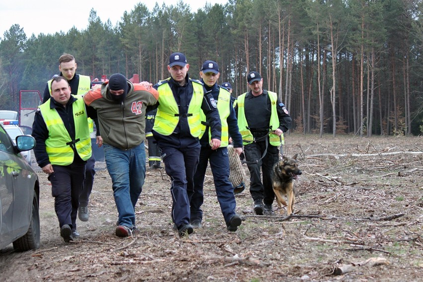 Pościg za dwoma sprawcami napadu z bronią w ręku [ZDJĘCIA]