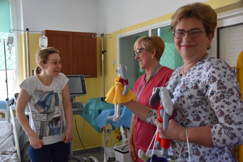 Wągrowieckie amazonki uszyły zajączki dla małych pacjentów z wągrowieckiego szpitala 