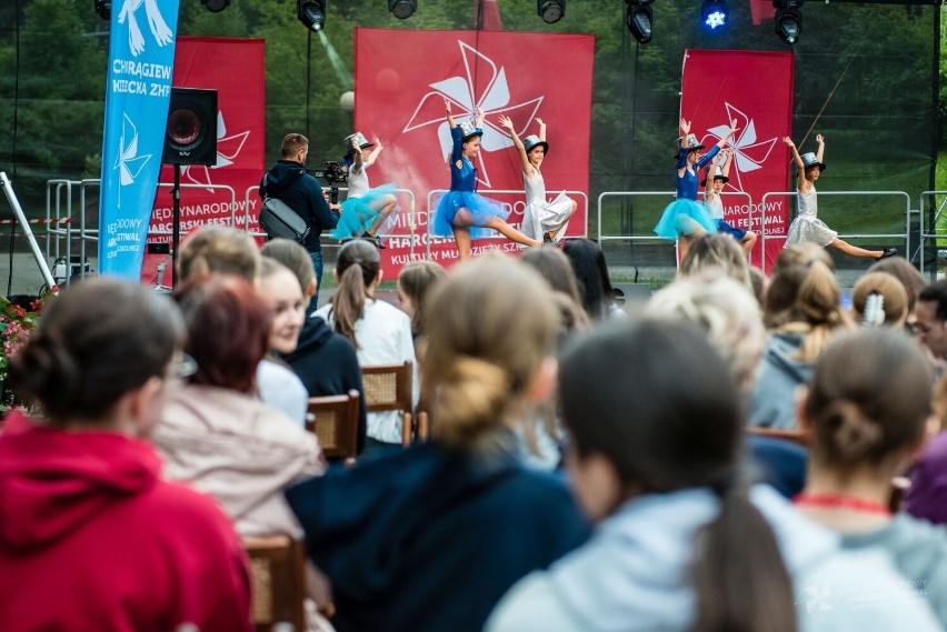 Festiwal harcerski 2022. Taneczne popisy na letniej scenie Kieleckiego Centrum Kultury