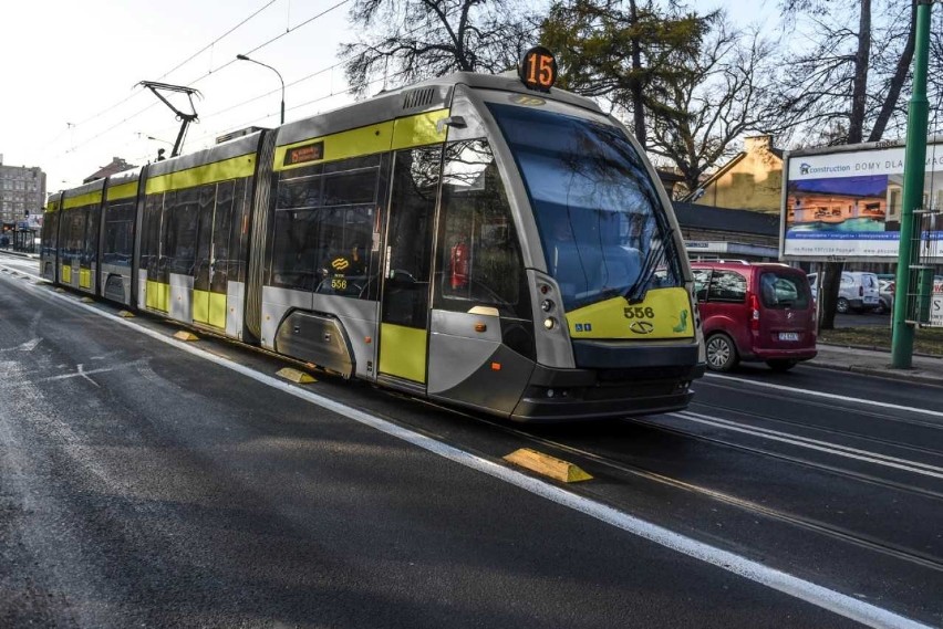 Tak prezentuje się pierwszy z tramwajów w nowych barwach.