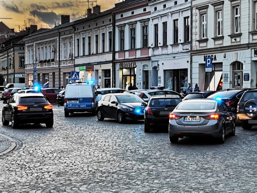 Pięć aut policji i karetka pogotowia na rynku w Nowym Sączu. Sądecka komenda wyjaśnia całe zajście