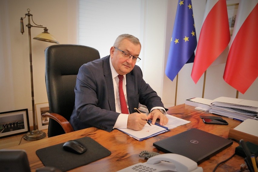 Minister infrastruktury Andrzej Adamczyk podpisał aneks do...