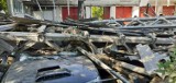 Zawalił się dach dawnej owczarni w Sierakowicach. Dwie osoby trafiły do szpitala