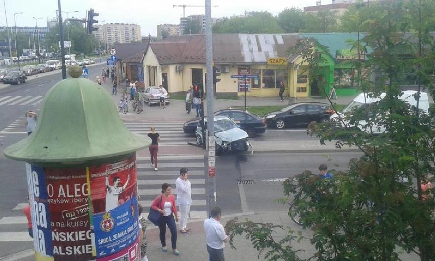 Karambol w Krakowie. Wypadek na Ruczaju. Uszkodzonych kilkanaście samochodów  [NOWE ZDJĘCIA]