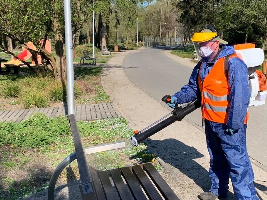 Po ponownym otwarciu, ostrowieckie parki są dokładnie dezynfekowane [ZDJĘCIA]