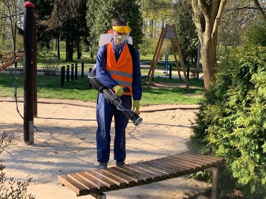 Po ponownym otwarciu, ostrowieckie parki są dokładnie dezynfekowane [ZDJĘCIA]