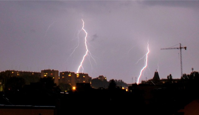 03.07.2012 krakow .olsza ii , burza nad krakowem , wyladowanie atmosferyczne , piorun , pioruny , blyskawica , .fot. wojciech matusik / polskapresse gazeta krakowska