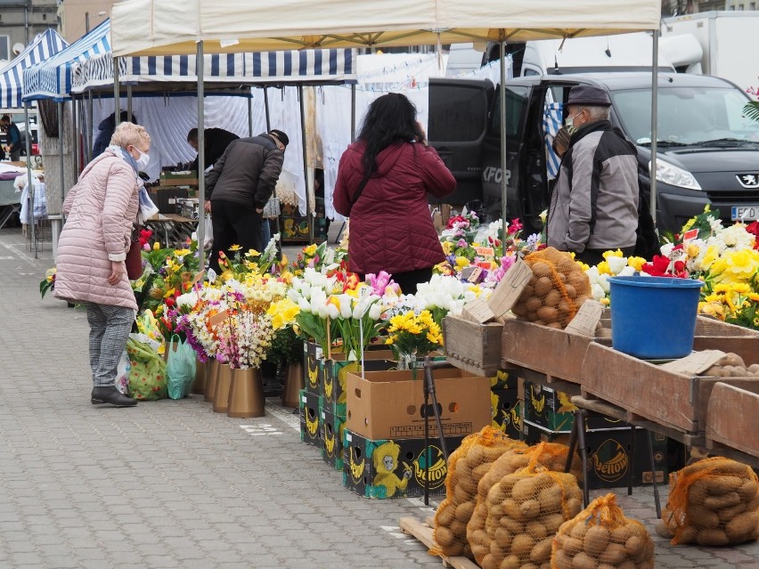 Pabianice. Dzień na targowisku przy ul. Moniuszki w Pabianicach. Klienci i sprzedawcy z dużego rynku noszą maseczki? Co można kupić? ZDJĘCIA