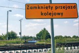 LESZNO. Przejazdy kolejowe w Wilkowicach i Górce Duchownej zamknięte niemal do końca listopada. Znów utrudnienia dla kierowców [MAPY]