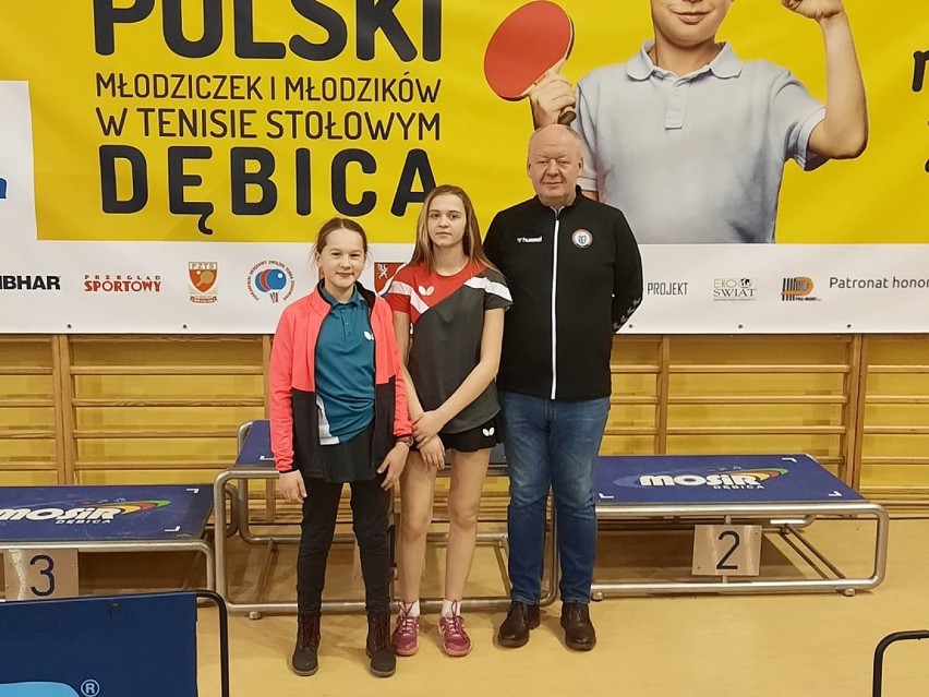 Weronika Czajkowska oraz Amelia Stefaniak wraz z trenerem...