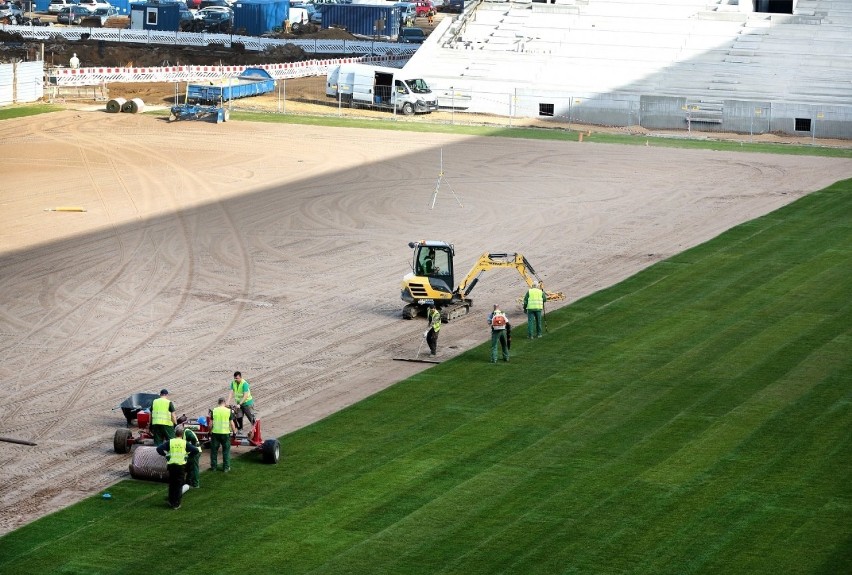 Nowa trawa rozkładana jest już na stadionie Pogoni Szczecin