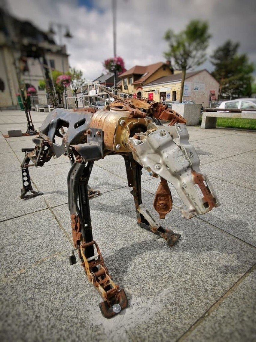 Niezwykłe rzeźby na rynku w jurajskim Olsztynie. Powstaly z odzykanych ze złomu materiałów ZDJĘCIA