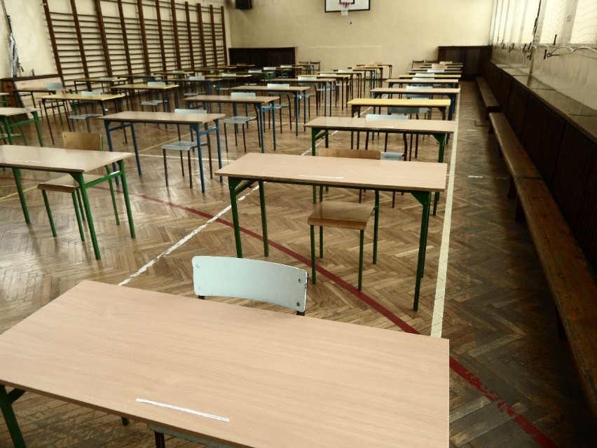 Sala pusta przed egzaminem