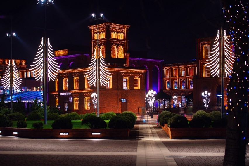 Trwa montowanie iluminacji świątecznej w Manufakturze.