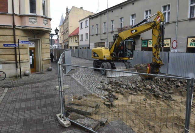 KOŚCIAN. Rewitalizacja ul. Wrocławskiej i Rynku rozpoczęta. Prace potrwają kilka miesięcy