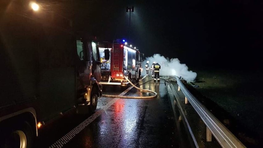 Wypadek na drodze S7. Ciężarówka uderzyła w barierki, spłonęła kabina pojazdu [ZDJĘCIA]