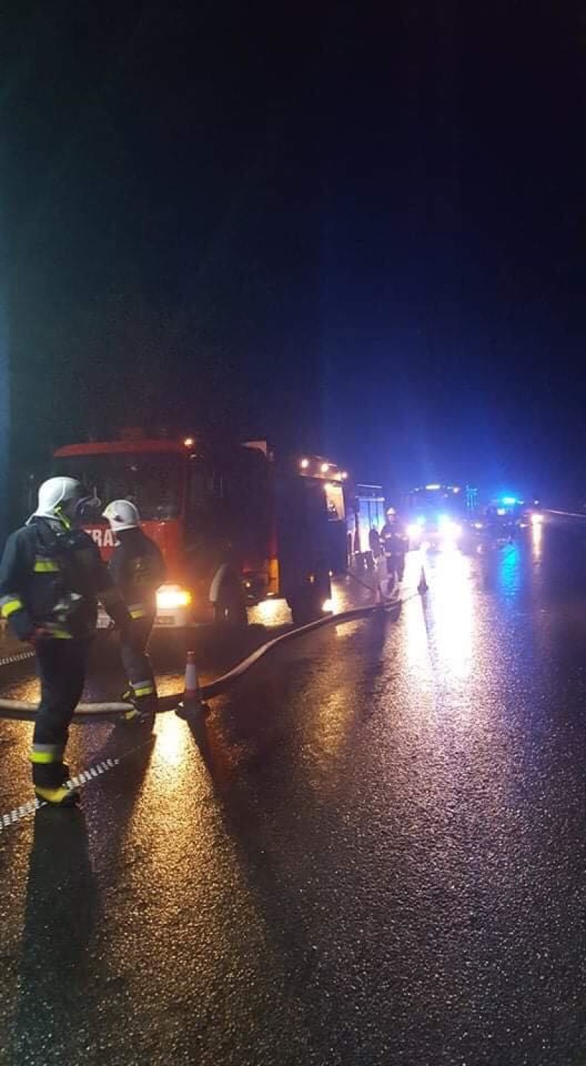 Wypadek na drodze S7. Ciężarówka uderzyła w barierki, spłonęła kabina pojazdu [ZDJĘCIA]