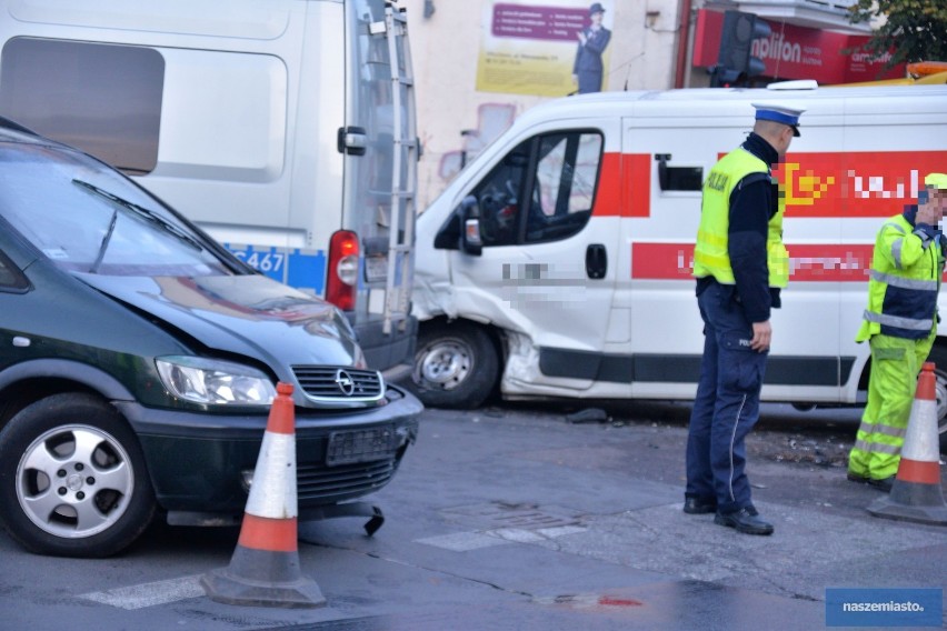 Wypadek na skrzyżowaniu ulic Warszawska - Królewiecka we Włocławku. Zderzenie busa z osobowym oplem [zdjęcia]
