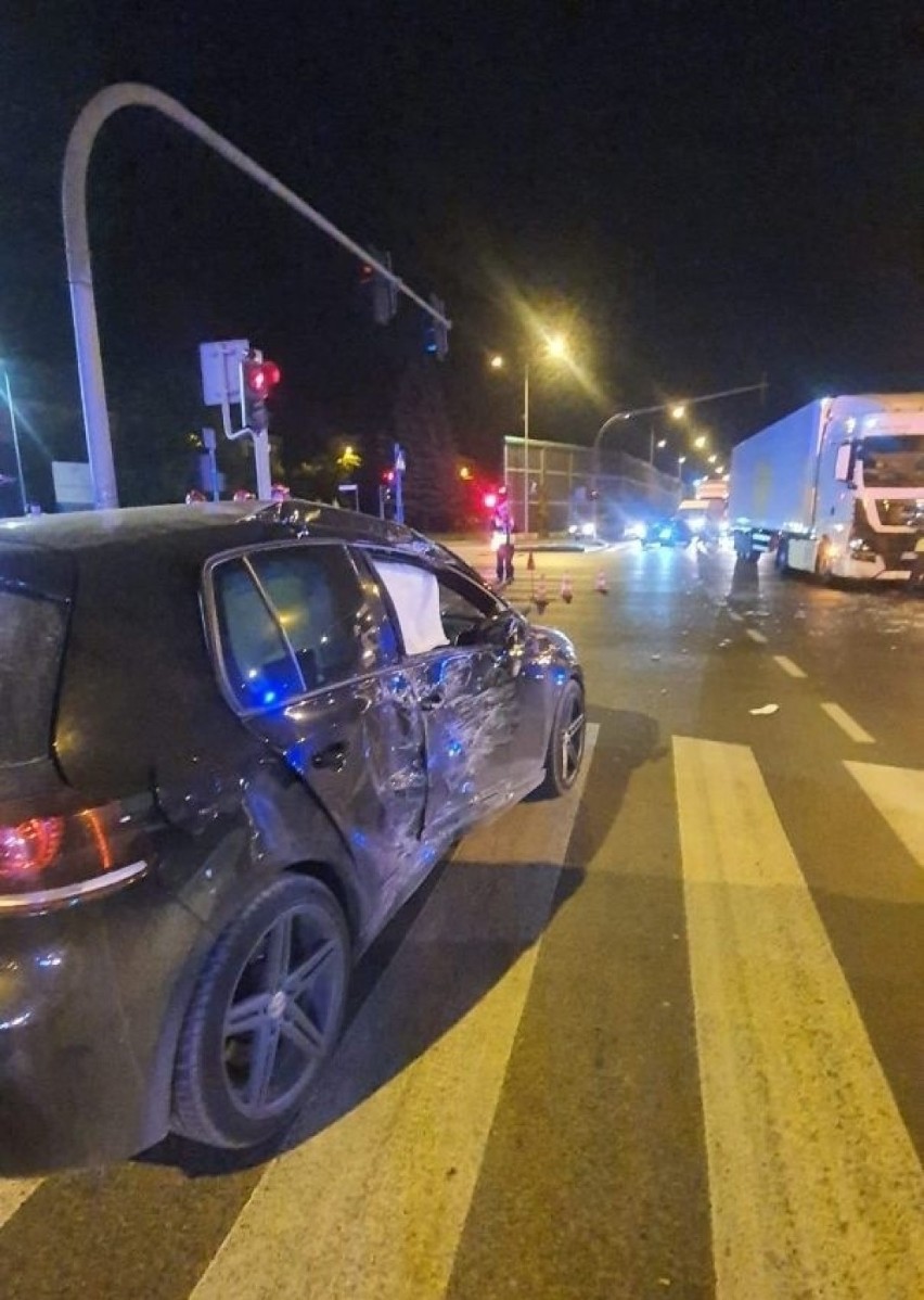 Zderzenie dwóch aut na ruchliwym skrzyżowaniu w Kielcach. Duże utrudnienia 