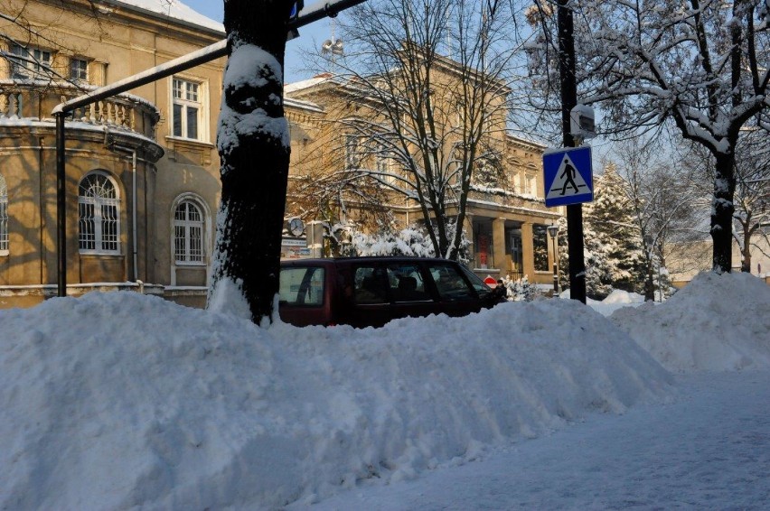 KOŚCIAN. Zima 2010 roku była szczególnie sroga, śnieg wywożono z miasta przyczepami. Pamiętacie zimę w Kościanie sprzed 10 lat? [ZDJĘCIA]
