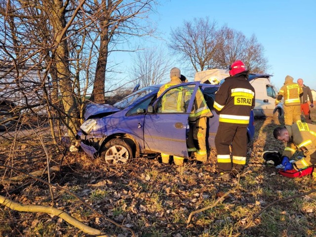 Kierowca stracił panowanie nad pojazdem i uderzył w drzewo. Z obrażeniami ciała trafił do Szpitala Specjalistycznego w Kościerzynie.