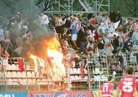 To wstyd, że policja w Krakowie nie uporała się jeszcze ze stadionowym bandytyzmem i groźnymi szalikowcami AUTOR JACEK KOZIOL