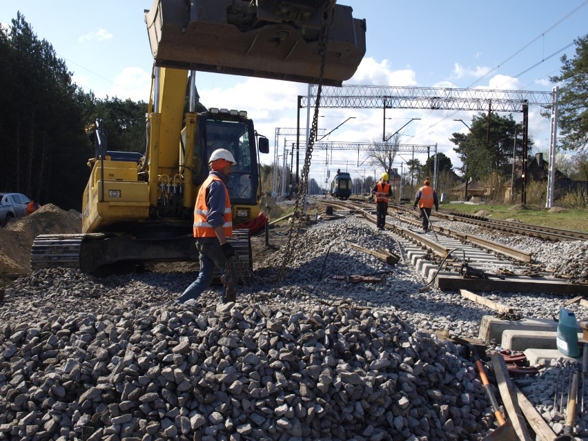 Kolej przebudowuje linię Śląsk - Porty. Trwają prace w Kozubach i Chociwiu ZDJĘCIA