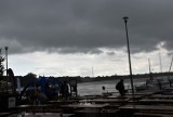 W Dąbkach nagłe załamanie aury nad Jeziorem Bukowo. Widowiskowe zdjęcia