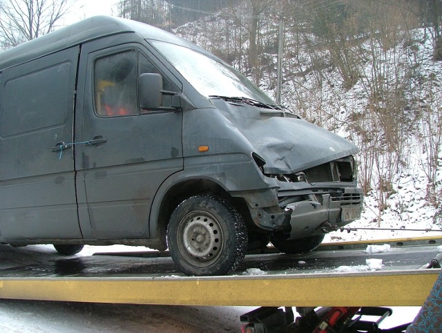 Pijany kierowca zabił 76-letnią kobietę w Tylmanowej. Jego bus policja znalazła na bocznej drodze