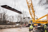 Most pieszo-rowerowy przez Wisłę. Jak postępuje budowa "nowej wizytówki Warszawy"? Oto najnowsze zdjęcia z placu robót 