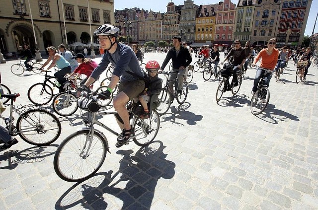 Mimo oficjalnego zakazu na wrocławskim rynku można spotkać dziesiątki rowerzystów