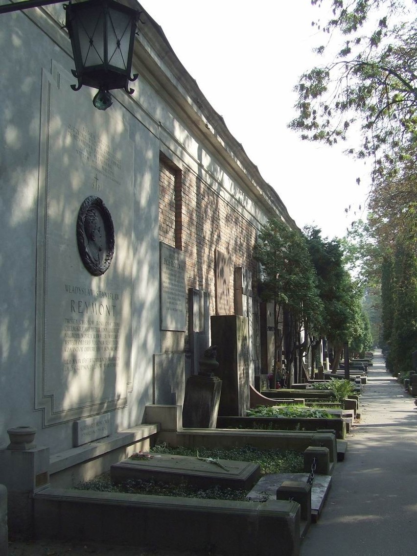 1792 – Otwarto i poświęcono Cmentarz Powązkowski w...