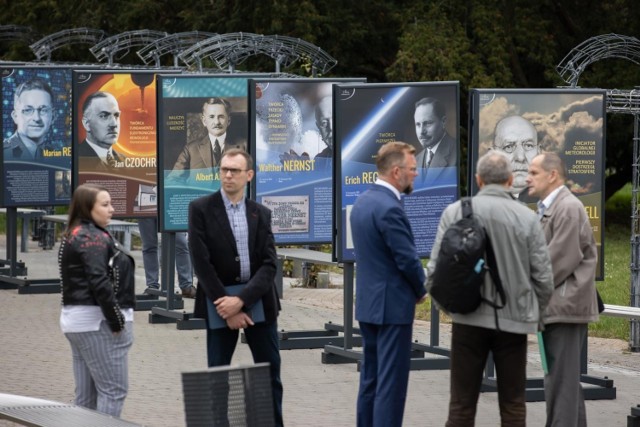 W piątek o godz. 11 na Placu Teatralnym została otwarta wystawa o naukowcach światowego formatu wywodzących się z Bydgoszczy i regionu. Będzie ją można oglądać do początku października.