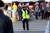 Ruch jak w Rzymie, a to tylko Legnica! Policjanci i strażnicy miejscy pomagają na przejściach przy legnickim cmentarzu, zobaczcie zdjęcia