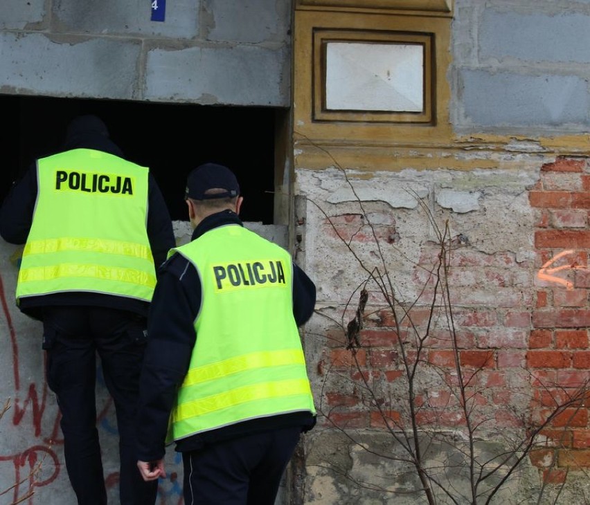 Bezdomny na ławce, klatce schodowej, w piwnicy? Powiadom policjantów, są gotowi na pomoc!