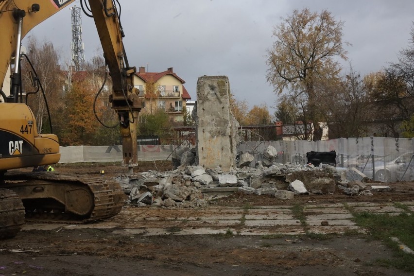 Trwają prace rozbiórkowe cokołu po Leninie w Legnicy, zobaczcie zdjęcia