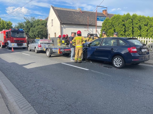 Wypadek w Przyworach. Kierowca skody wjechał w tył przyczepy volkswagena