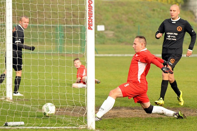 Mateusz Kwasigroch strzela swojego drugiego gola dla Gromu w meczu w Żołędowie.