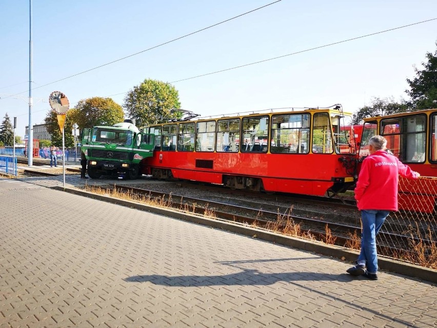 Wypadek tramwaju z betoniarką w Grudziądzu. Jedna osoba trafiła do szpitala