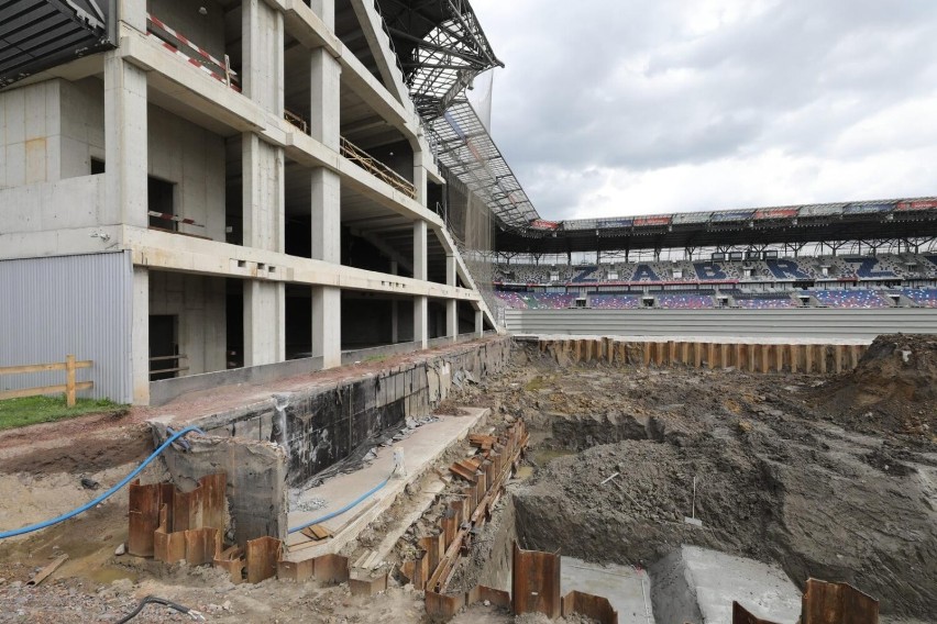 Na stadionie Górnika Zabrze trwa wylewanie fundamentów pod...