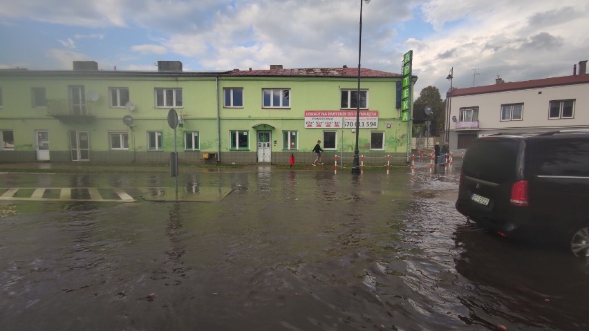 Ulewa znów zalała "ryneczek" przy Wojska Polskiego w...