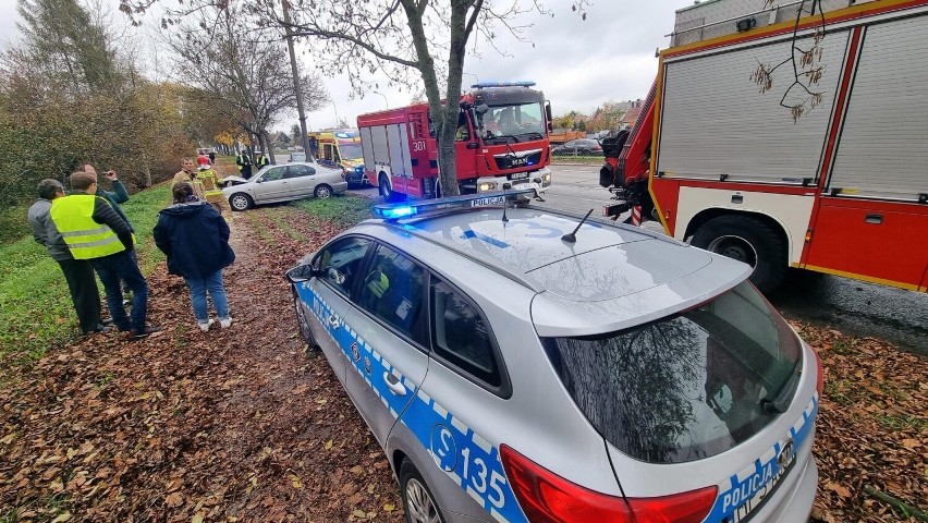 Kolizja trzech aut na ulicy Wojska Polskiego w Kielcach. Zderzyły się dwie osobówki i bus