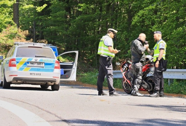 Czeska policja często organizuje akcje kontrolne na przełęczy Cervenohorskie Sedlo