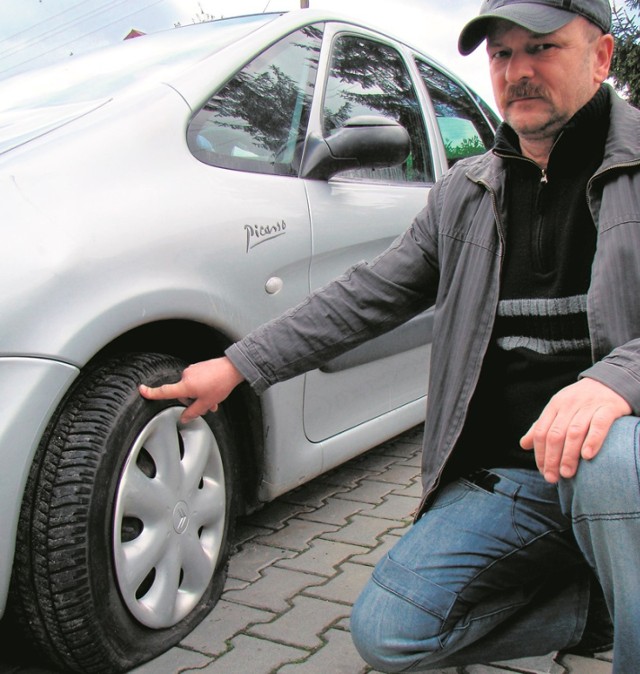 Robert Bochenek, mieszkaniec bloku przy ul. Malczewskiego jest przekonany, że wandale nieprzypadkowo wybrali samochody, które zamierzali zdewastować. Czeka na reakcję policji