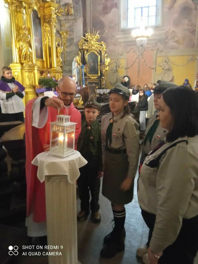 Opatowscy harcerze przekazali Betlejemskie Światło Pokoju obu parafiom w mieście