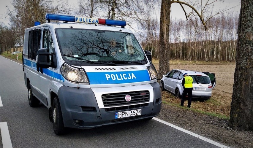 Wypadek drogowy w Tuchomku na drodze krajowej nr 20. Zderzenie dwóch samochodów