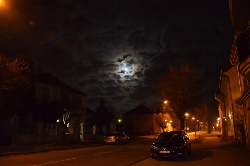 Bajkowe miasto nocą. Tak wygląda Zduńska Wola w świetle...