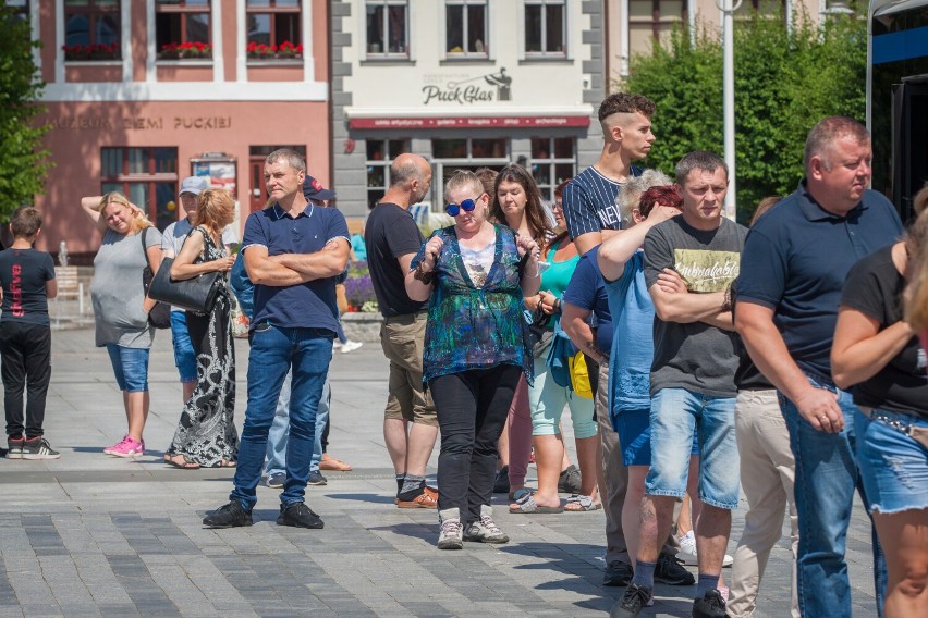 Wielkie szczepienie w Pucku na Starym Rynku, czyli Sobota z Johnsonem. Zainteresowanie tak duże, że zaszczepili prawie 20 osób więcej | FOTO