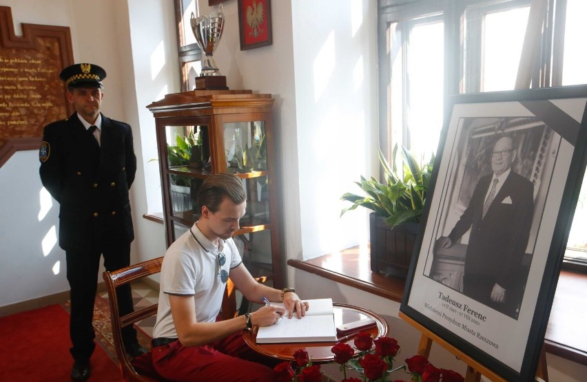 Księga kondolencyjna po śmierci Tadeusza Ferenca wystawiona...