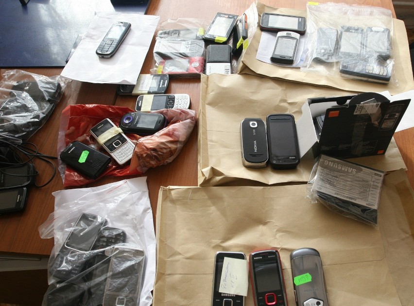 50-latka kradła telefony i portfele z kartami do bankomatu